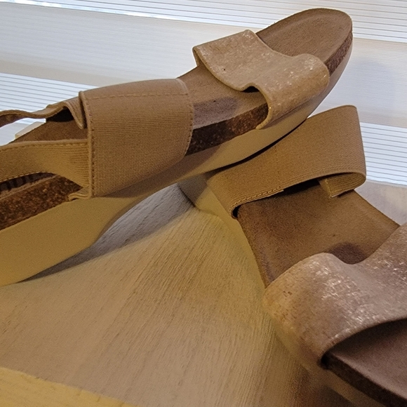 Women's Munro Sandals, Tan with Gold flakes, proper size M perfect fit shoes - Picture 8 of 13
